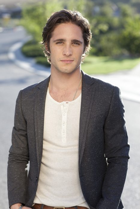 Diego Boneta con saco gris 