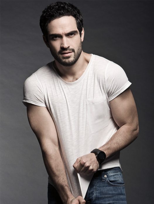 Alfonso Herrera quitándose la camisa 