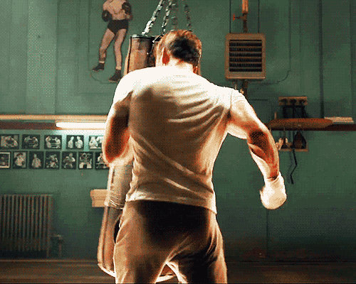 GIF Chris Evans practicando con un costal de box