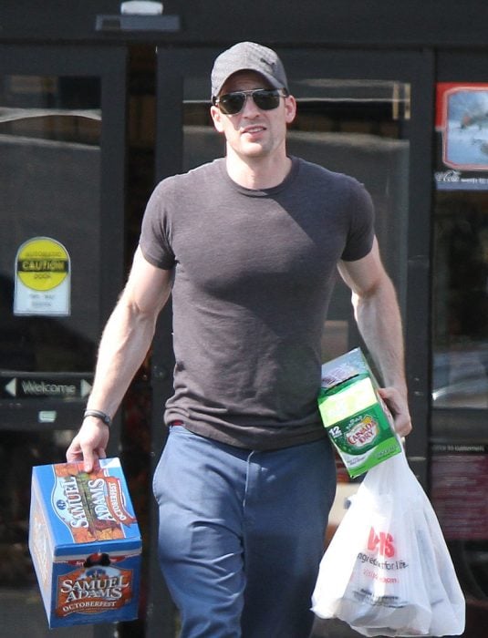 Chris Evans caminando con bolsas de spermercado