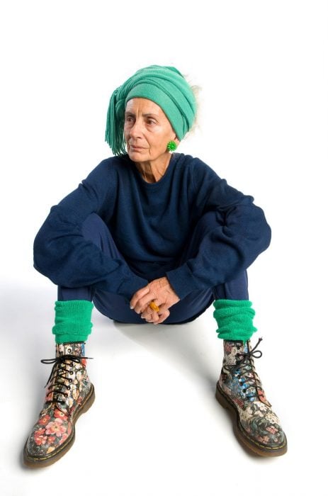 mujer adulto mayor vestida como joven botas