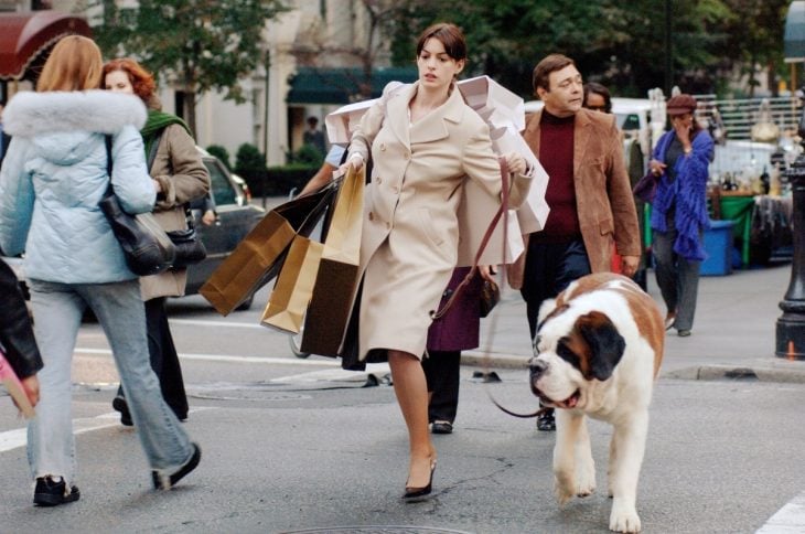 mujer ejecutiva con perros y bolsas en la calle