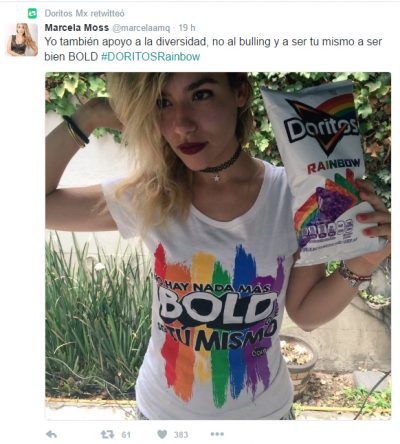 Chica con la playera de la campaña de Doritos Rainbow