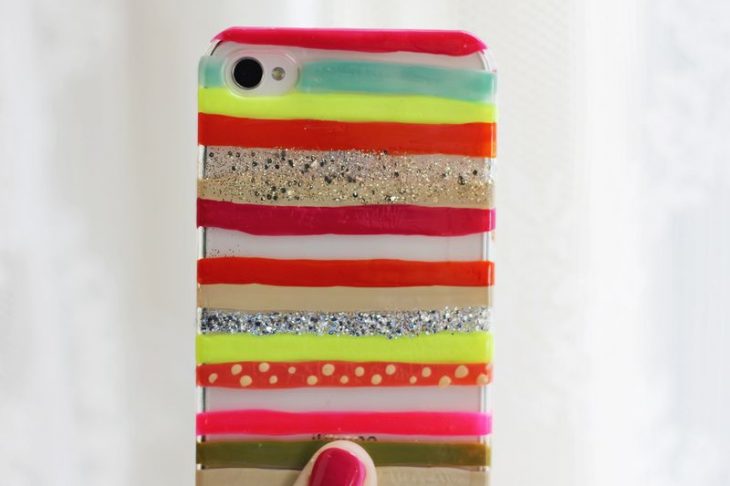 Funda para celular con pintado con esmalte de uñas 