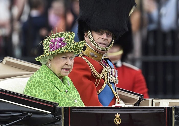 Outfit 'pantalla verde' de la reina Isabel (23)