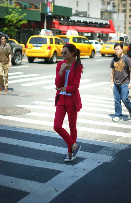 Chica vestida con un traje sastre en color rojo vino 