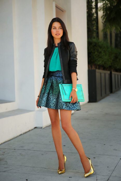 Chica usando una falda en color vede aqcua y un blazer