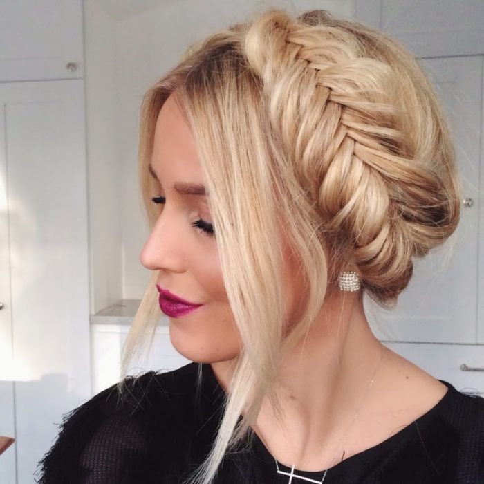 Chica con una trenza en forma de corona de espiga 