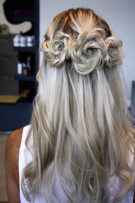 Chica con un peinado de trenzas que forman flores 