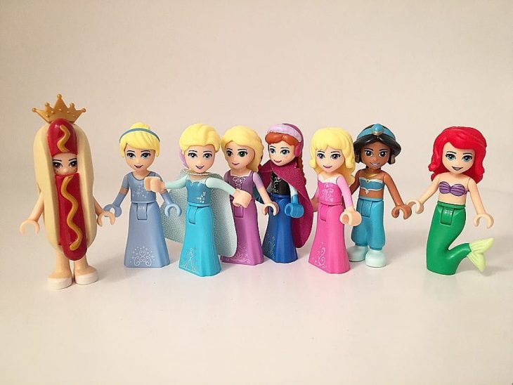 Princesas hechas de legos e incluyendo a la princesa hot dog 