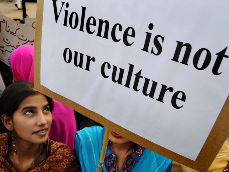 jóvenes pakistaníes protestando contra la violencia