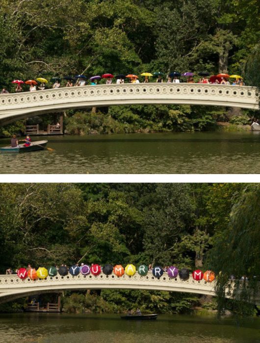 Propuestas de matrimonio en un puente con sombrillas 