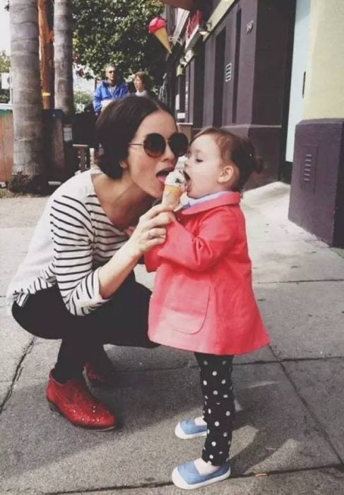 Chica y bebé comiendo helado 