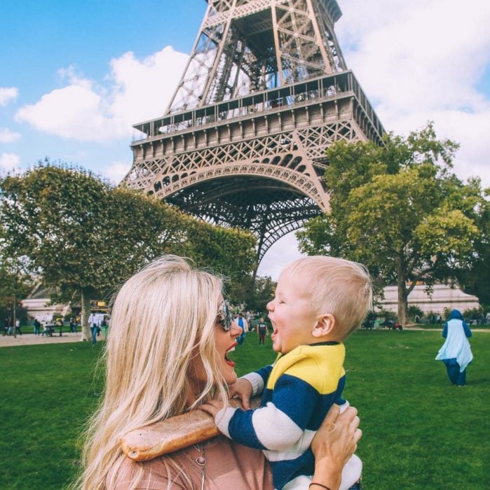 Chica y bebé riendo en París 
