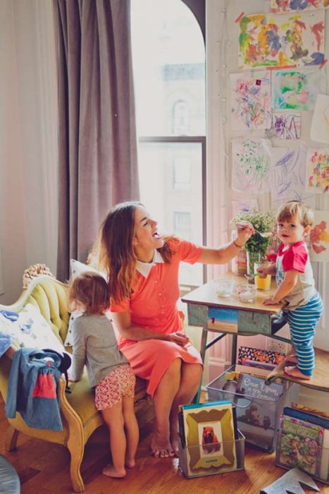 Chica jugando con dos pequeños 