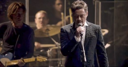 Robert Downey Jr. está nervioso de cantar con Sting. Pero cuando abre la boca nadie puede creerlo