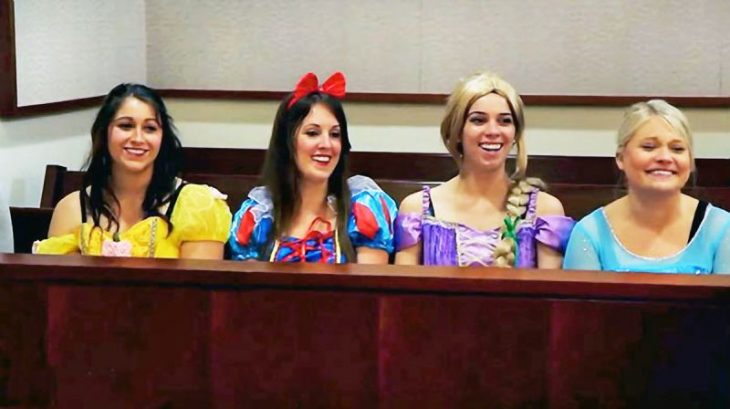 Personas disfrazadas de princesas de Disney en una audiencia 