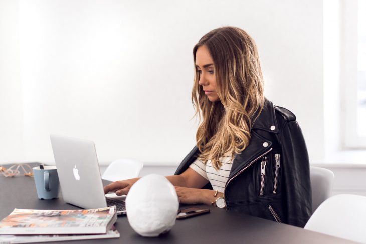 Chica frente a su computadora trabajando