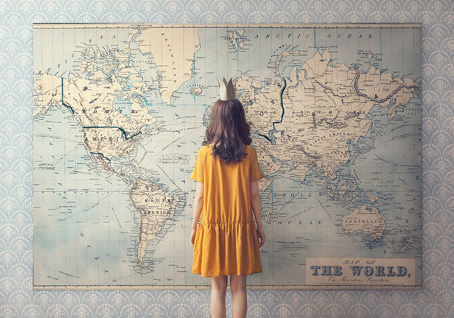 Chica observando un mapa del mundo 