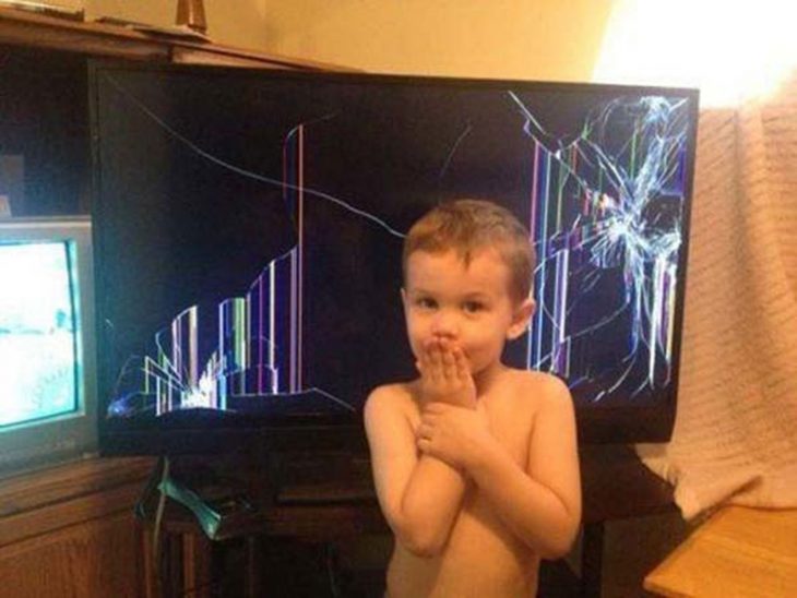 Niño quebrando una pantalla de televisión 