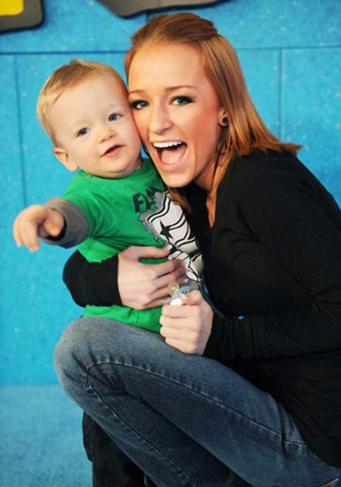 Maci y su hijo de la serie teen mom sonriendo