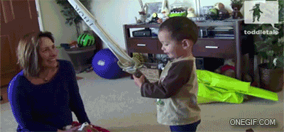 GIF niño con una espada golpeando a su mamá 