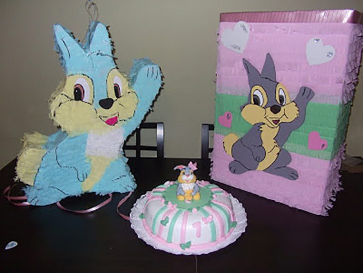 piñata pastel y caja con dibujo de conejito 