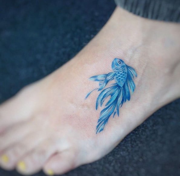 Tatuaje de pez Beta en el pie 