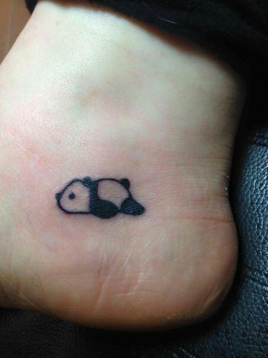 Tatuaje de un panda bebé en el pie 