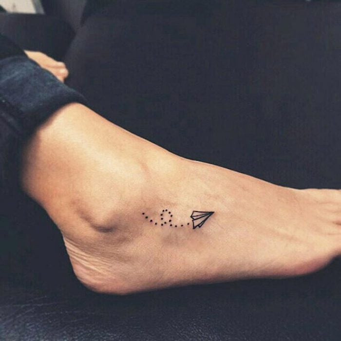 Tatuajes en el pie de avión de papel 