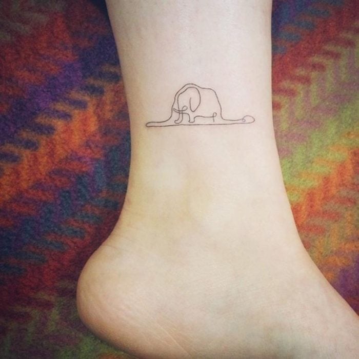 Tatuaje del principito en el pie 