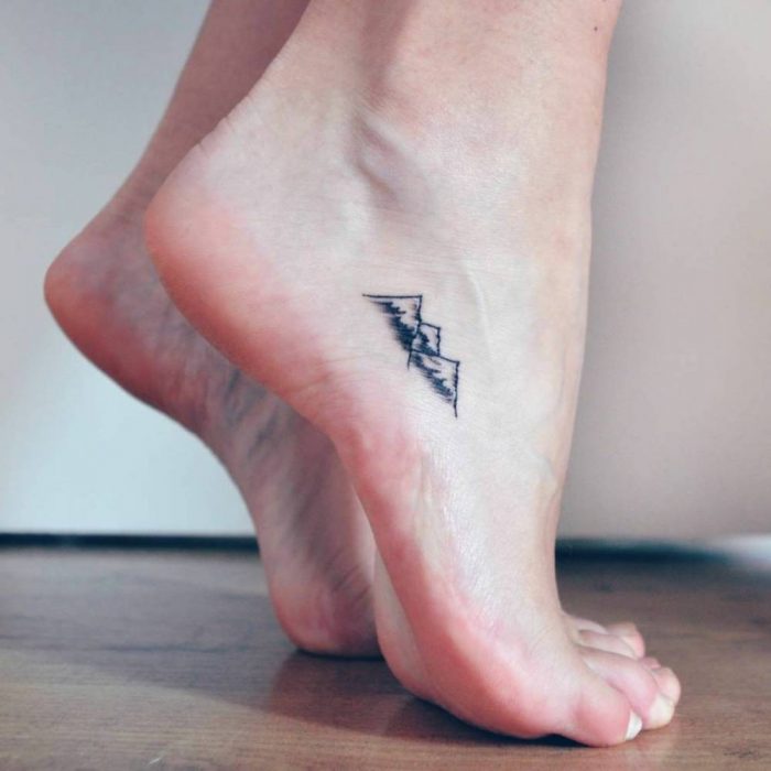 Tatuaje de montañas en el pie 
