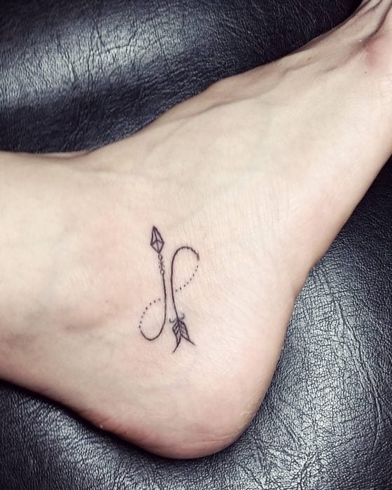 Tatuaje de flechas en el pie 