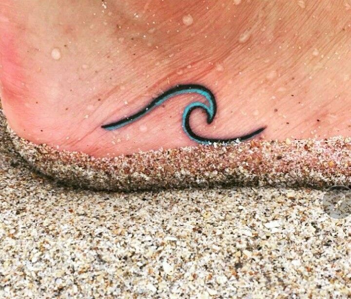 Tatuaje de una ola de mar en el pie 