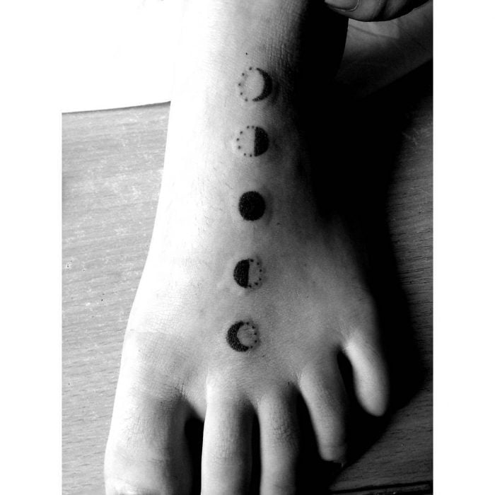  tatuaje en el pie de fases de la luna 