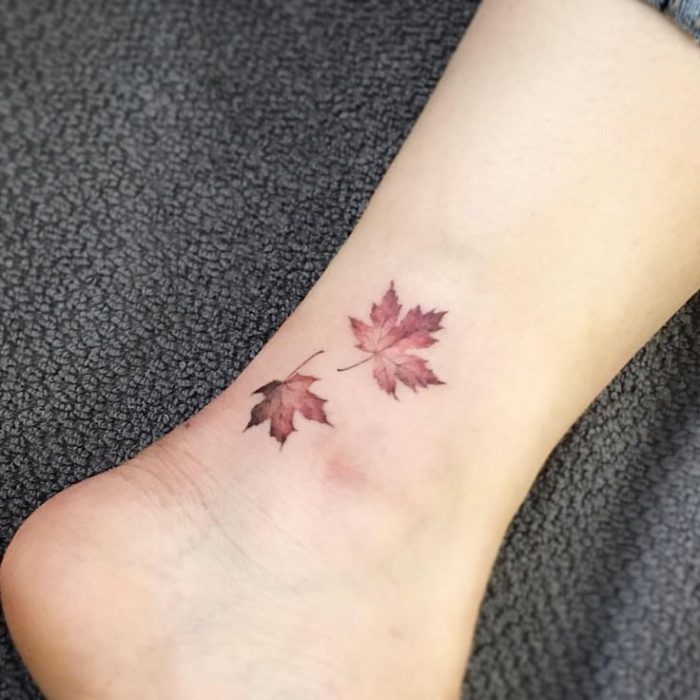 Hojas de otoño tatuaje en el pie 