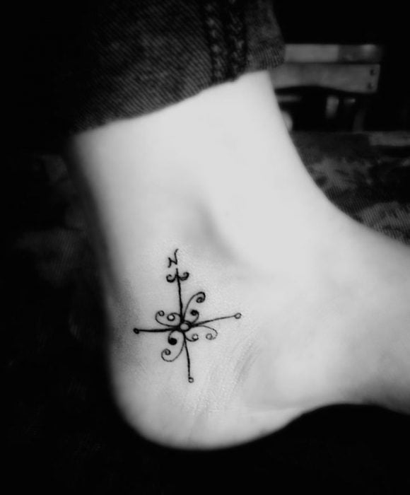 Tatuaje de puntos cardinales en el pie 