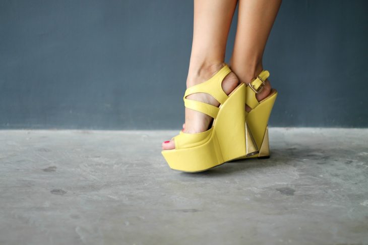 Tacones de plataforma en color amarillo 