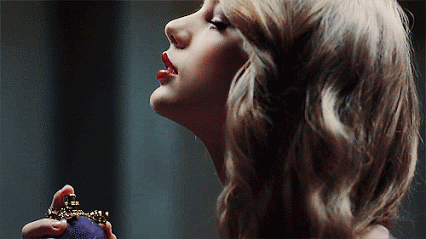GIF Taylor Swift aplicándose perfume
