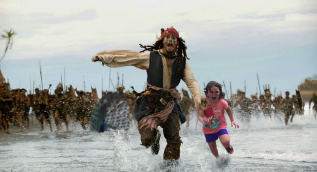 niña corriendo con Jack Sparrow