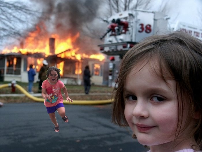 niña corriendo sobre meme de casa quemada