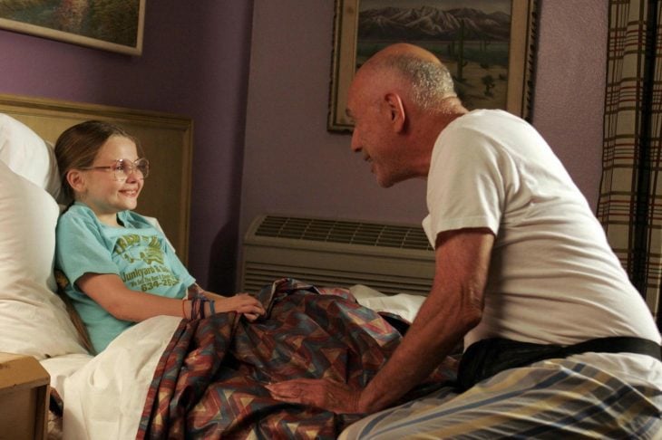 Escena de la película little miss sunshine. Abuelo hablando con su nieta 