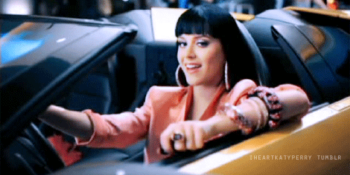 GIF Katy Perry conduciendo un auto 