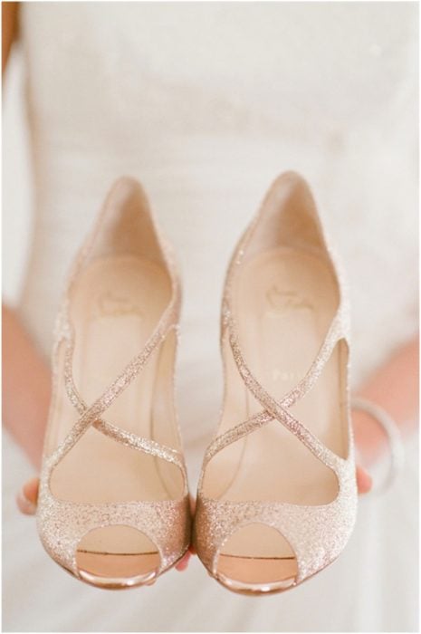 Zapatos de novia color beige con tiras doradas 