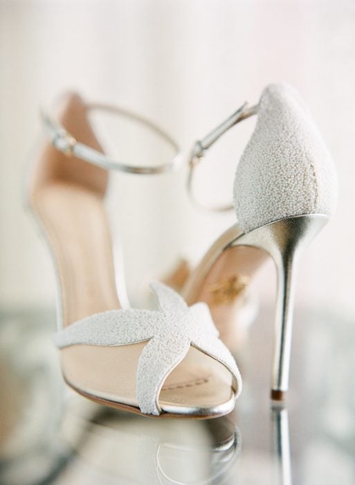 Zapatos de novia color blanco con una estrella de mar al frente 