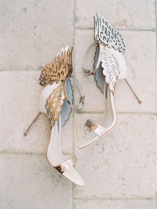 Zapatos de novia color blanco con alas doradas