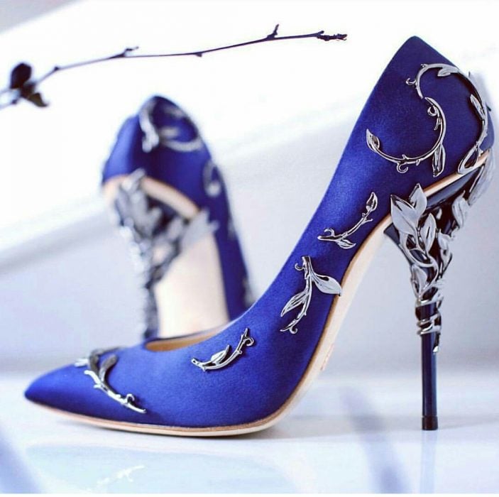 Zapatos de novia color azul con hojas en color plateado 