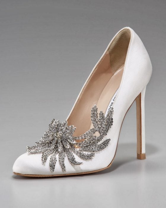 Zapatos de novia color blanco con un adorno en color plata 