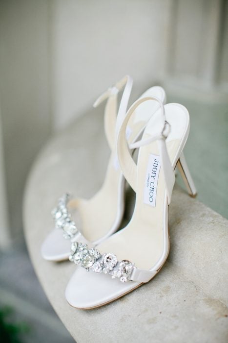 Zapatos de novia color blanco con piedras en la parte de enfrente 