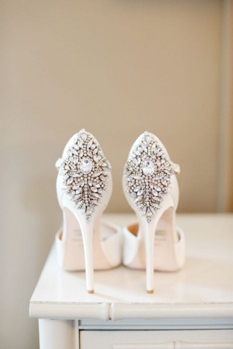 Zapatos de novia color blanco con adornos en color plata 